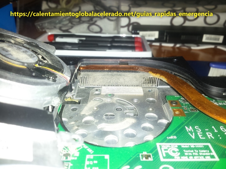 ordenador desmontado y sucio